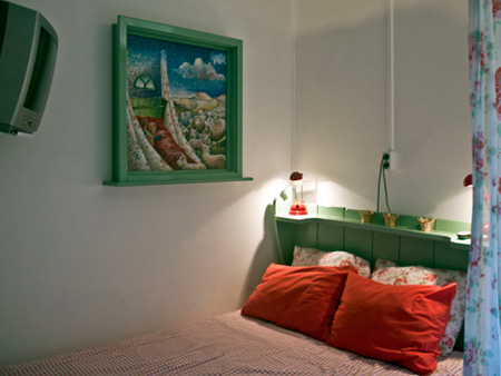 Nostalgisch bed met TV